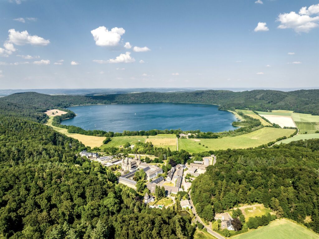 laacher-see-mit-abtei-maria-laach