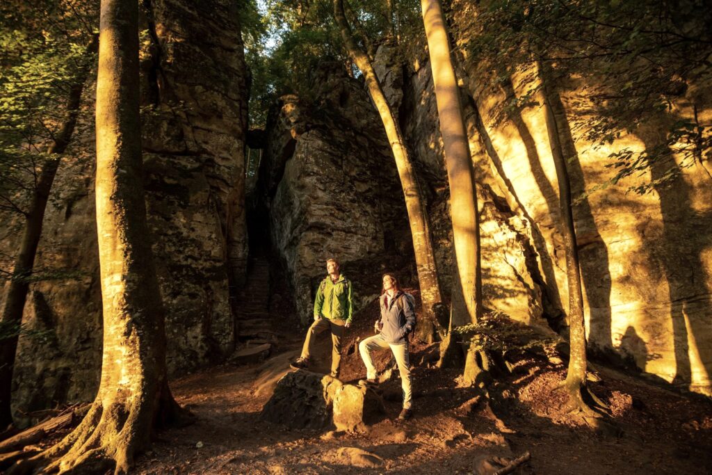 Wanderer vor der Teufelsschlucht - (c) Eifel Tourismus GmbH